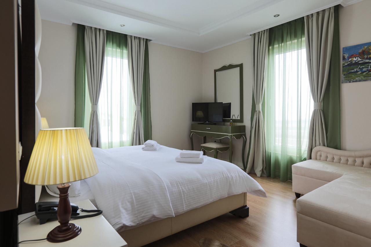 "L'Art De Vivre" Resort Корча Экстерьер фото